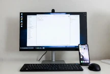 Clavier et souris sur un bureau moderne